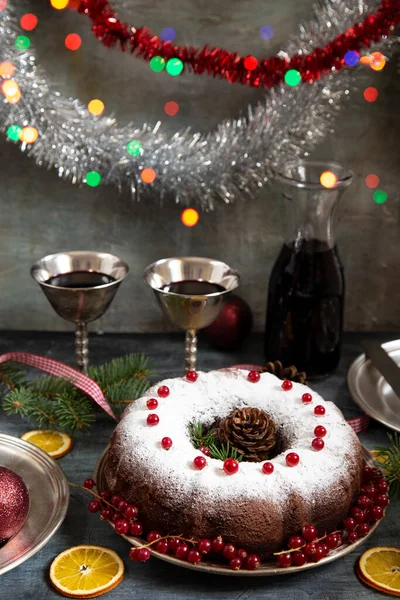 圣诞蛋糕加装饰和红酒 — 图库照片