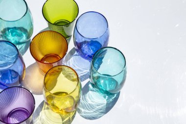 Gölgeler - üstten görünüm ile parlak ışık renkli gözlük