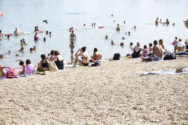 Personas Tomando Sol Una Playa — Foto de Stock