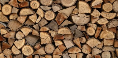 Yakacak odun yığını yakın.