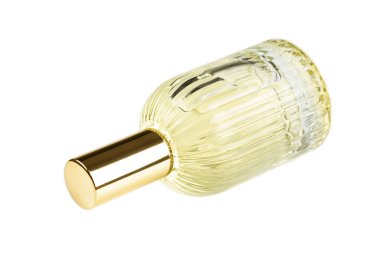 Beyaz arka planda izole edilmiş parfüm şişesi