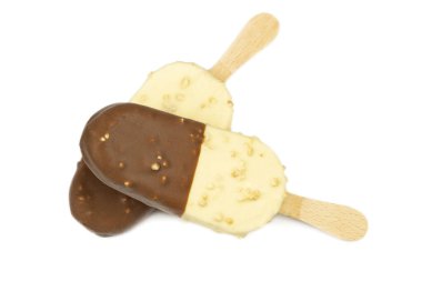 Beyaz arka planda izole edilmiş çikolatalı dondurma.