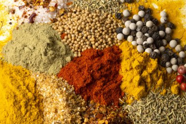 arka plan olarak çeşitli baharatlar yakın çekim