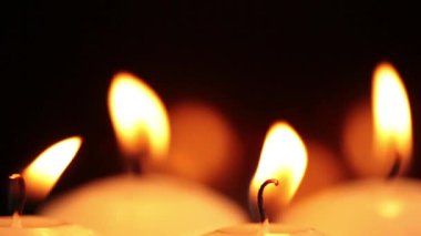 Karanlıkta mum yakmak.