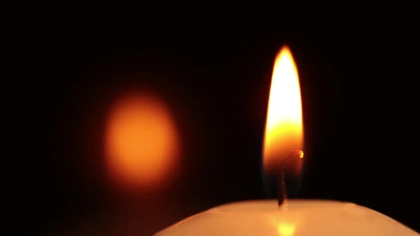 Bougie allumée fermer avec un reflet