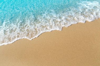 plaj kum üzerinde dalga deniz