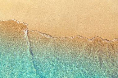plaj kum üzerinde dalga deniz