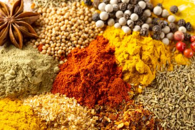 Çeşitli baharatlar dokuyu kapatır