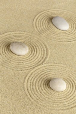 Zen bahçesi kum desen ve taşlar