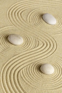 Zen bahçesi kum desen ve taşlar