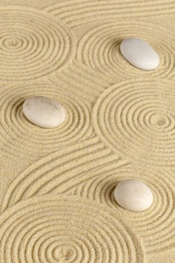Zen bahçesi kum desen ve taşlar