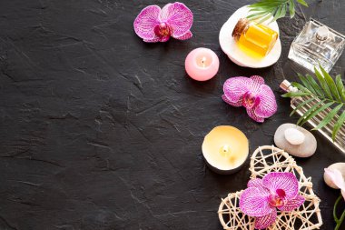 Siyah arkaplanlı bir orkide ile güzellik düzenlemesi