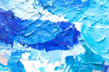 Bir resim paletinde mavi yağ lekeleri