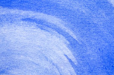 beyaz kağıt üzerinde mavi suluboya boya