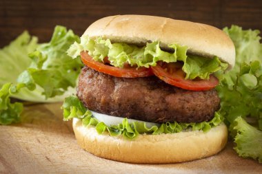 Amerikan burgeri ve taze sebzeler.