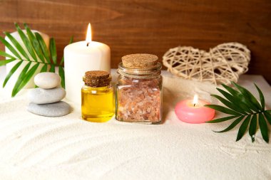 Aromatik yağlı, yanan mumlu ve mineral tuzu olan güzellik düzenlemesi