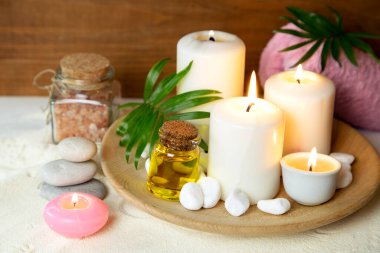 Aromatik yağlı, yanan mumlu ve mineral tuzu olan güzellik düzenlemesi