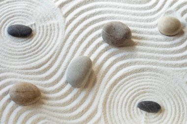 Zen bahçesi kum desen ve taşlar