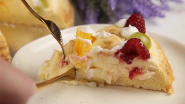 Meyveli pasta servisi.