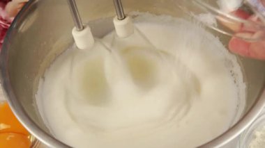 Pasta için yumurta çırpıyorum.