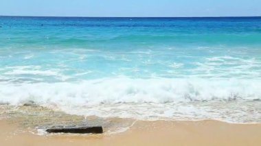 Sahildeki deniz dalgaları