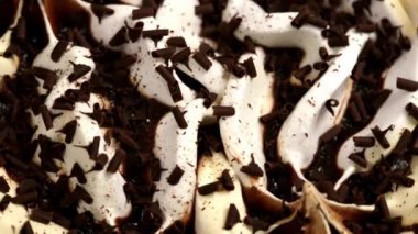 Vanilyalı çikolatalı dondurma.