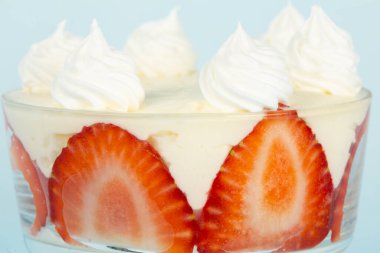 Bardakta çilekli tatlı