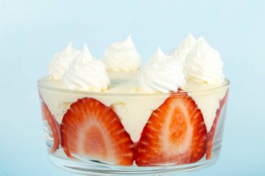 Bardakta çilekli tatlı