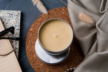 Metal kutularda soya mumları, el yapımı modern hobi, rahat arka planda soya mumları. Masaj mumları. Yüksek kalite fotoğraf