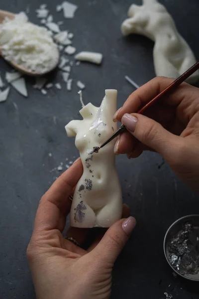 Kadın tasmalı el yapımı mum tasarlıyor. Vücut şeklinde, yakın plan. Sanat eseri ve el yapımı. Yüksek kalite fotoğraf