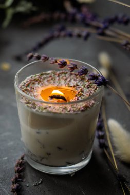 Lavanta mumu yanıyor. Doğal soya kokulu mum ve şifalı bitkiler. Yüksek kalite fotoğraf