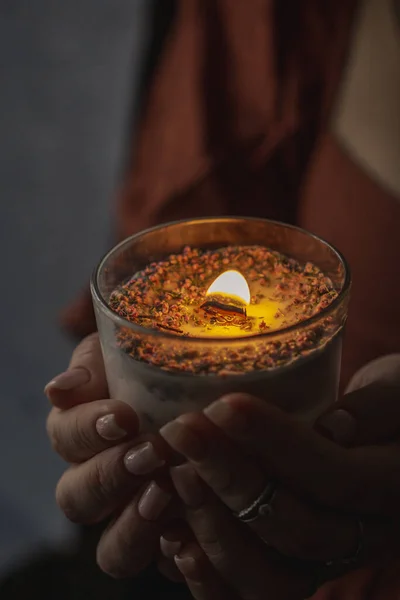 薰衣草蜡烛在女人手里燃烧 天然大豆蜡香味的带有香草的蜡烛 高质量的照片 — 图库照片