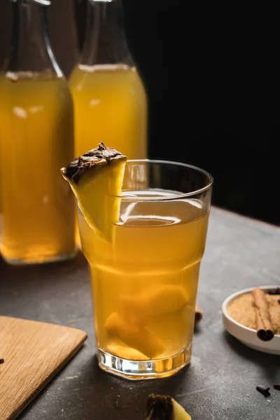 Ananas Tepache. Ferahlatıcı içecek, taze ananas kabuğu ve çekirdekten yapılan hafif mayalanmış içecek, artı kahverengi şeker. Yüksek kalite fotoğraf. Ev yapımı mayalanmış içecekle dolu bardaklar..