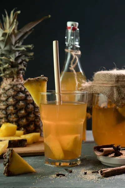 Ananas Tepache. Ferahlatıcı içecek, taze ananas kabuğu ve çekirdekten yapılan hafif mayalanmış içecek, artı kahverengi şekerleme mevsimi. Yüksek kaliteli fotoğraf. Koyu arkaplan.