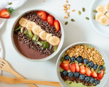 Meyve suyu kaseleri. Güzel kahvaltı. Sağlıklı bir yaşam tarzı. Çilek, yabanmersini, kivi, tahıl gevreği, kabak çekirdeği. Yüksek kalite fotoğraf