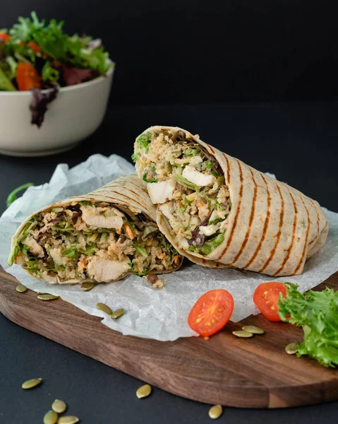 Sağlıklı bir akşam yemeği. Kinoalı tavuk dürümü ve kabak çekirdeği. Proteinle dolu sağlıklı dengeli yiyecekler. Yüksek kalite fotoğraf