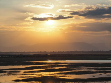 Gün batımında bulutlar ve gökyüzü, su yansıması