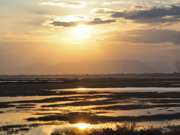 Облака и небо на закате, отражение воды