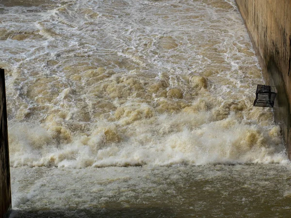 大雨の後脱水部からの水は ロイヤリティフリーのストック写真