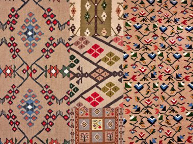 Parlak renkli el yapımı halılar.