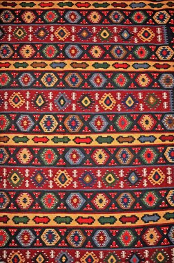 Parlak renkli el yapımı halılar.