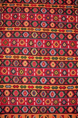 Parlak renkli el yapımı halılar.