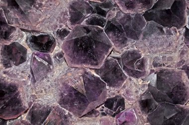 Mor büyük kristalleri ile Ametist Jeod