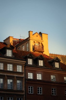 Sonbaharda Polonya 'da, Varşova' daki kale meydanında şafak vakti.