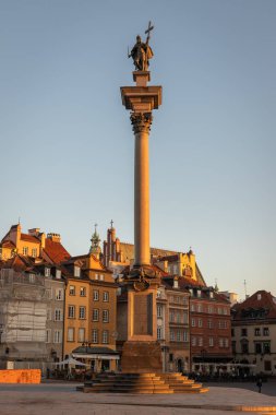 Sonbaharda Polonya 'da, Varşova' daki kale meydanında şafak vakti.