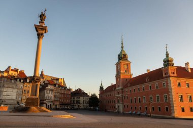 Sonbaharda Polonya 'da, Varşova' daki kale meydanında şafak vakti.