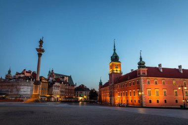 Sonbaharda Polonya 'da, Varşova' daki kale meydanında şafak vakti.