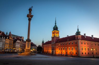 Sonbaharda Polonya 'da, Varşova' daki kale meydanında şafak vakti.