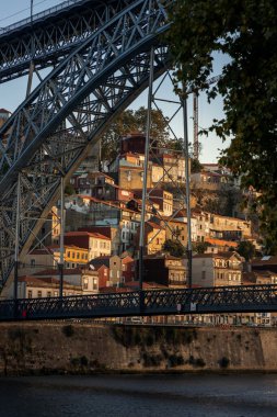 Portekiz 'de sonbaharda şafak vakti Douro nehri ve Porto şehri manzarası
