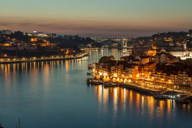 Portekiz 'de sonbaharda günbatımında Douro nehri ve Porto şehri manzarası